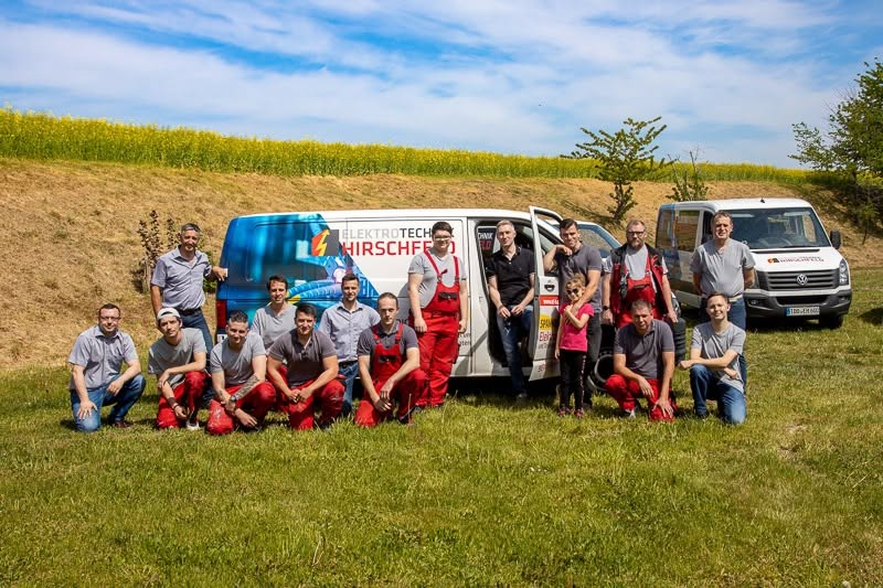 Das Team der ETH Elektrotechnik Hirschfeld GmbH vor dem Firmensitz in Dahlen