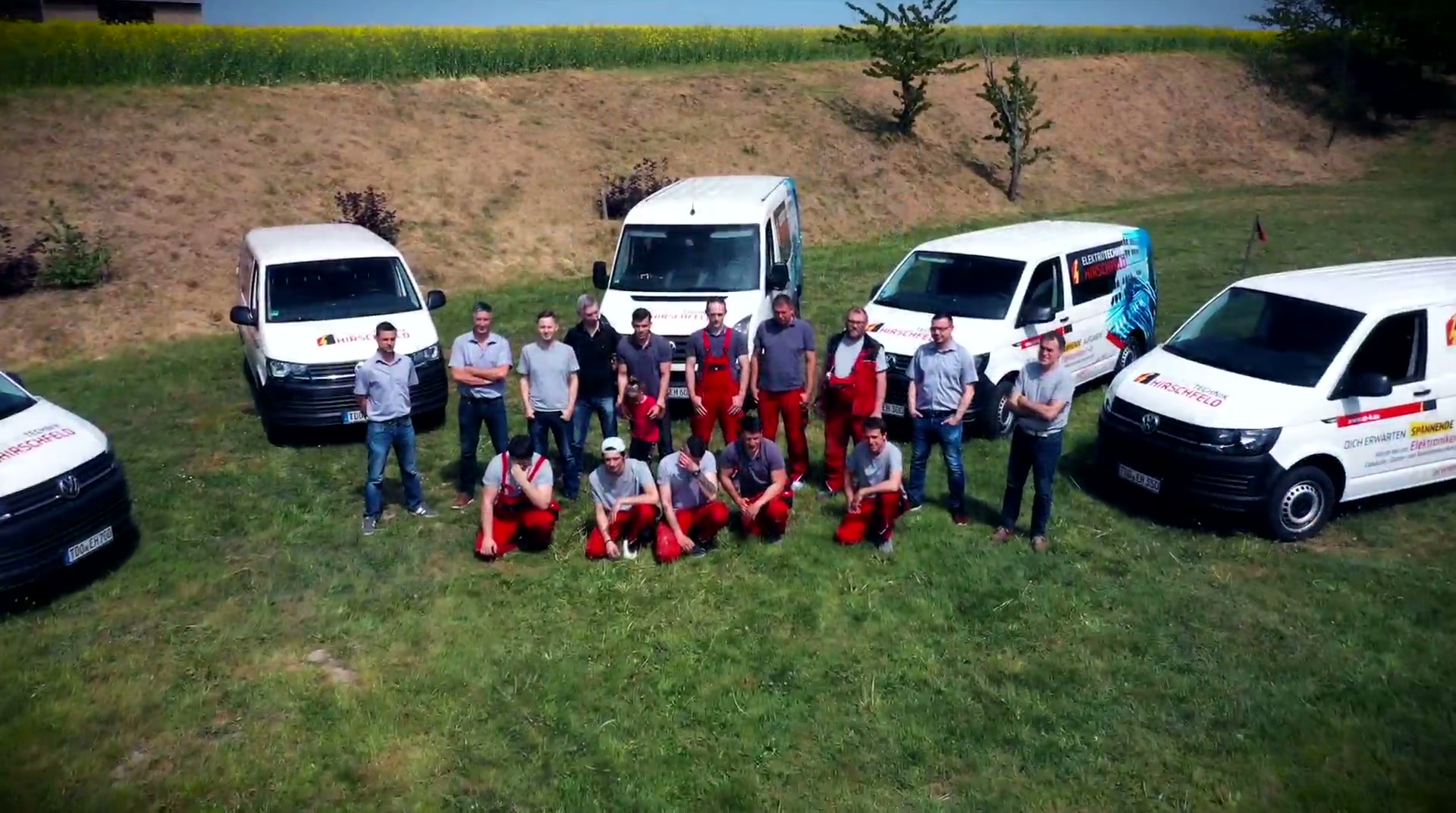 Das Team der ETH Elektrotechnik Hirschfeld GmbH mit dem Fuhrpark